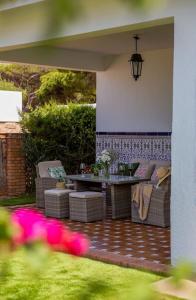 a patio with a table and chairs on a patio at CASA DE MECA, a 100m de la playa in Los Caños de Meca