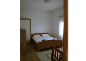 ČitlukにあるHouse Naturalのベッドルーム(ベッド1台、鏡付)