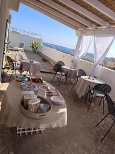 una mesa con comida en la parte superior de un patio en Palazzo Angelelli, en Gallipoli