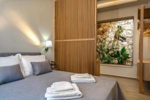 Posteľ alebo postele v izbe v ubytovaní Pietra Caves Suites