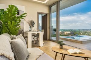 Bazén v ubytovaní Pietra Caves Suites alebo v jeho blízkosti