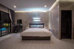 una camera con un grande letto di Ma PoolVilla Khanom a Khanom