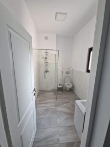Ванная комната в Leon Apartment +4 фотографии