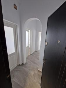 a room with a hallway with a door and a hallwayngth at Leon Apartment in Constanţa