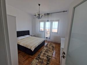 Кровать или кровати в номере Leon Apartment