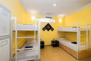 Letto o letti a castello in una camera di Siem Reap Comforts Hostel