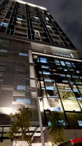 Chambers Suites KLCC by Moonlight في كوالالمبور: مبنى طويل وبه نوافذ على جانبه