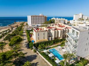 una vista aerea sulla spiaggia e sugli edifici di Apartaments Posidonia a Colonia Sant Jordi