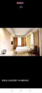 a hotel room with a bed and a desk at Morninginn, Lianyuan Furong Plaza in Lianyuan