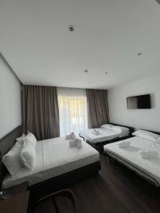 Black Diamond Hotel Dhermi客房内的一张或多张床位