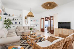 ビニベカにあるVilla Arcolaの白い家具付きのリビングルームが備わり、海の景色を望めます。