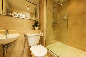 a bathroom with a toilet and a shower and a sink at Sidemersey Livings- Rare Accessible 2BR Liverpool City Centre Apartment in Liverpool