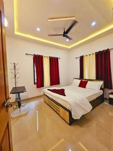 1 dormitorio con 1 cama grande y cortinas rojas en Wayanad Days en Mananthavady