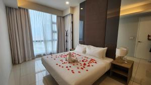 una habitación de hotel con una cama con rosas rojas. en Balcony Unit @ Robertson Residence 18f, en Kuala Lumpur 76 fotos más