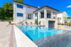 une villa avec piscine devant une maison dans l'établissement Villa VoriC by IstriaLux, à Svetvinčenat
