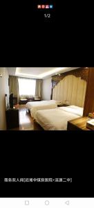 a hotel room with two beds and a window at Morninginn, Lianyuan Furong Plaza in Lianyuan