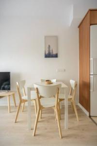 a dining room with a white table and chairs at Flateli Lorenzana 17 in Girona