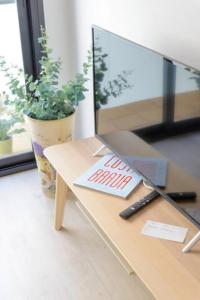 a desk with a laptop computer on top of it at Flateli Lorenzana 17 in Girona