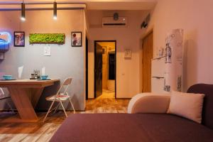a living room with a couch and a table and a desk at City Nest Maria by Short-Stay in Baia Mare