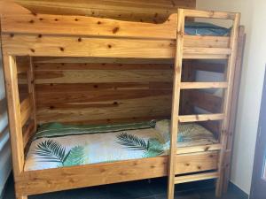 Giường trong phòng chung tại Aux Portes du Piton des Neiges