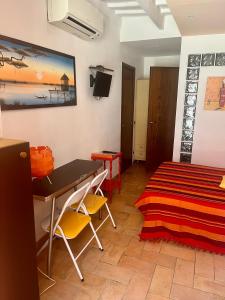 een kamer met een bed, een bureau en een tafel bij Studio Rio Marina sul mare AC in Rio Marina