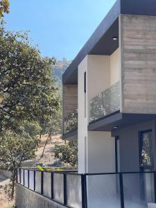 Cette maison moderne dispose d'un balcon avec vue. dans l'établissement Casa Blumenhaus - Casa de Campo con Jacuzzi en Zapopan, à Zapopan