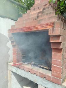 una chimenea de ladrillo con humo saliendo de ella en Casa Garden Wellness, en Eforie Nord