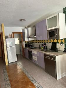 cocina con fregadero y nevera en Nice apartment near the Port, en Aguadulce