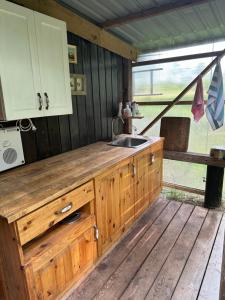 Treimani的住宿－Teeveere kämping，厨房配有水槽和木台面