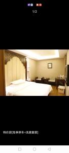 a bedroom with a large white bed in a room at Morninginn, Lianyuan Furong Plaza in Lianyuan