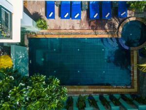 una cisterna d'acqua con piante di fronte ad essa di Siem Reap Comforts Hostel a Siem Reap