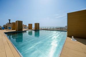 ein großer Pool auf einem Gebäude in der Unterkunft Rentalmar Central Park in Salou