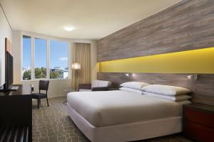 Habitación de hotel con cama grande y escritorio. en Four Points by Sheraton Perth, en Perth