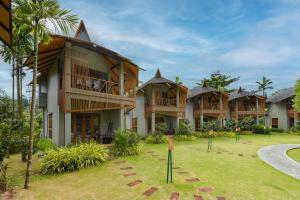 una fila de casas en un patio del complejo en Peter Pan Resort @ Koh Kood en Ko Kood