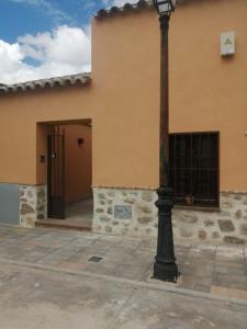 una luz de la calle frente a un edificio en Pozo De Las Nieves, en Orgaz