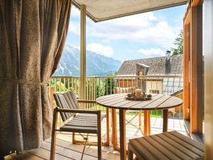 balcón con mesa, sillas y vistas a la montaña en Mountain Lover two, en Tauplitz