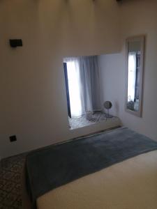 - une chambre avec un grand lit et une fenêtre dans l'établissement Pozo De Las Nieves, à Orgaz