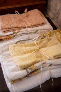 un mucchio di asciugamani con un fiocco sopra di essi di "A CASA COGONI - OSPITALITÀ e CULTURA" a Monserrato