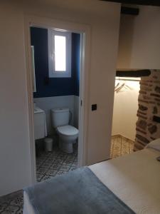a bathroom with a toilet and a window at Pozo De Las Nieves in Orgaz