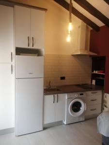 a kitchen with a white refrigerator and a washing machine at Pozo De Las Nieves in Orgaz