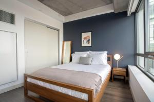 Postel nebo postele na pokoji v ubytování Kendall Sq Studio w Gym WD by MIT MGH River BOS-67 + 17 fotografií