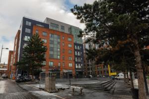 Sidemersey Livings- Convenient and Central 2-Bedroom Haven in L1, Secured Parking في ليفربول: شجرة عيد الميلاد أمام المبنى +57 صورة