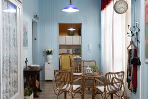a dining room with a table and chairs and a kitchen at "A CASA COGONI - OSPITALITÀ e CULTURA" in Monserrato