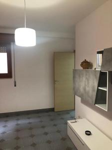 Habitación con cocina con fregadero y puerta. en Casa Vacanze #23, en SantʼAgata di Militello