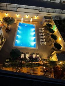 een uitzicht over een zwembad met tafels en stoelen bij Salome Hotel in Madaba