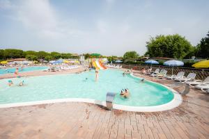 een groep mensen in een zwembad bij Glamping Lake Garda in Peschiera del Garda