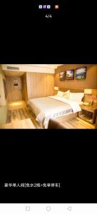 1 dormitorio con 1 cama grande y 2 monitores en Morninginn, Lianyuan Furong Plaza en Lianyuan