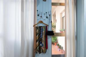 a room with a window with a rack of ties at "A CASA COGONI - OSPITALITÀ e CULTURA" in Monserrato