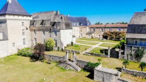 z powietrza widok na zamek z dziedzińcem w obiekcie Les Volets Bleus w mieście Sauvignac