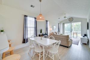 uma sala de estar com uma mesa e cadeiras e um sofá em Myrtle Beach Condo Private Balcony and Resort Perks em Myrtle Beach